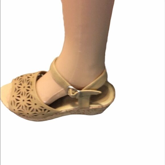 Via Veneto Size 8 Beige Wedges - Picture 4 of 15